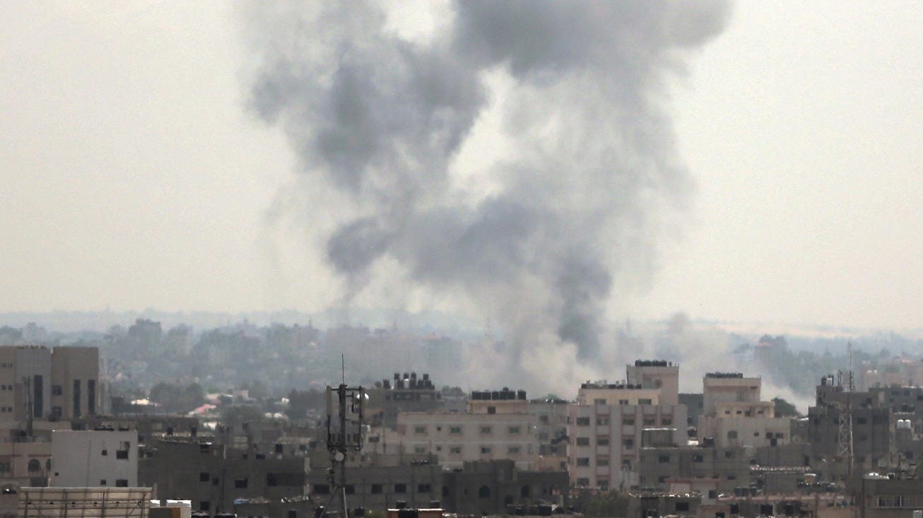 Eskalation am Gazastreifen: Nach einem israelischen Luftangriff steigt Rauch in Gaza auf Eskalation am Gazastreifen: Nach einem israelischen Luftangriff steigt Rauch in Gaza auf