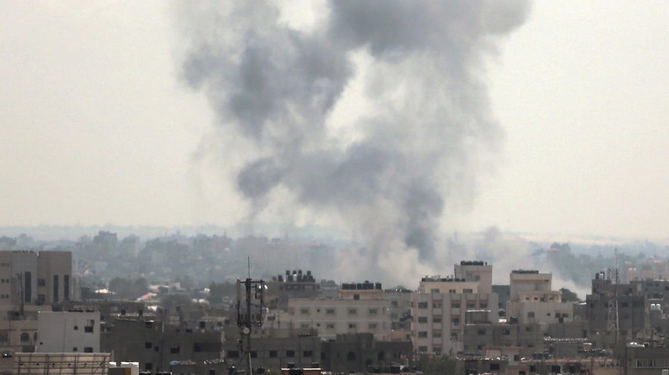 Eskalation am Gazastreifen: Nach einem israelischen Luftangriff steigt Rauch in Gaza auf
