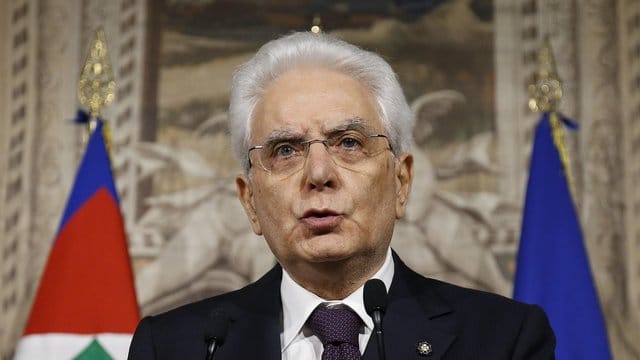 Italiens Präsident Sergio Mattarella, hier am vergangenen Sonntag, hatte dem von Sterne-Bewegung und Lega gewünschten Finanzminister die Zustimmung verweigert. Italiens Präsident Sergio Mattarella, hier am vergangenen Sonntag, hatte dem von Sterne-Bewegung und Lega gewünschten Finanzminister die Zustimmung verweigert.