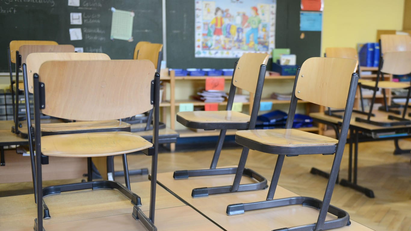 Stühle stehen in einer Grundschule auf dem Tisch: Zwei Schulen in Schwerte wurden nach Drohmails geschlossen