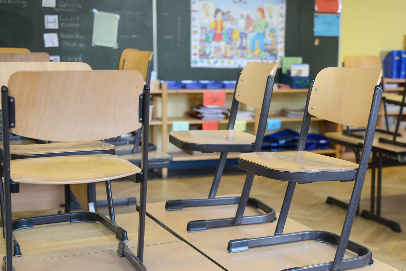 Stühle stehen in einer Grundschule auf dem Tisch: Zwei Schulen in Schwerte wurden nach Drohmails geschlossen