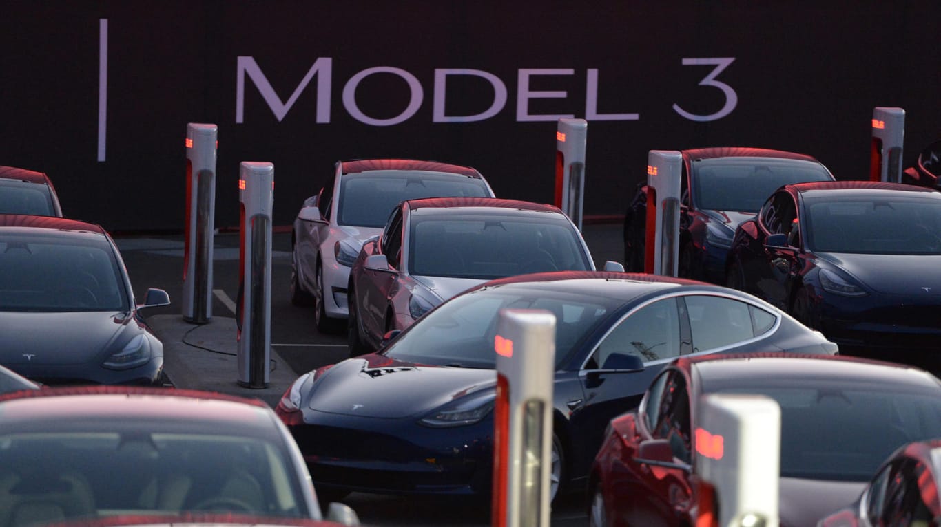Wagen des Tesla Model 3 auf dem Fabrikgelände in Kalifornien