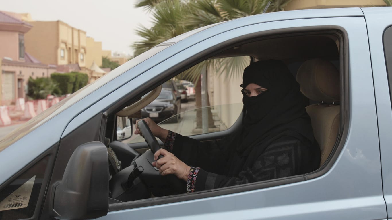 Ein Frau fährt ein Auto im saudi-arabischen Ryadh: Saudi-Arabien will sexuelle Belästigung unter Strafe stellen.