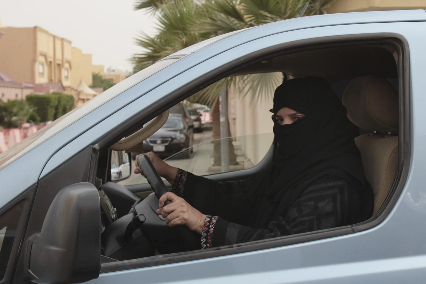 Ein Frau fährt ein Auto im saudi-arabischen Ryadh: Saudi-Arabien will sexuelle Belästigung unter Strafe stellen.