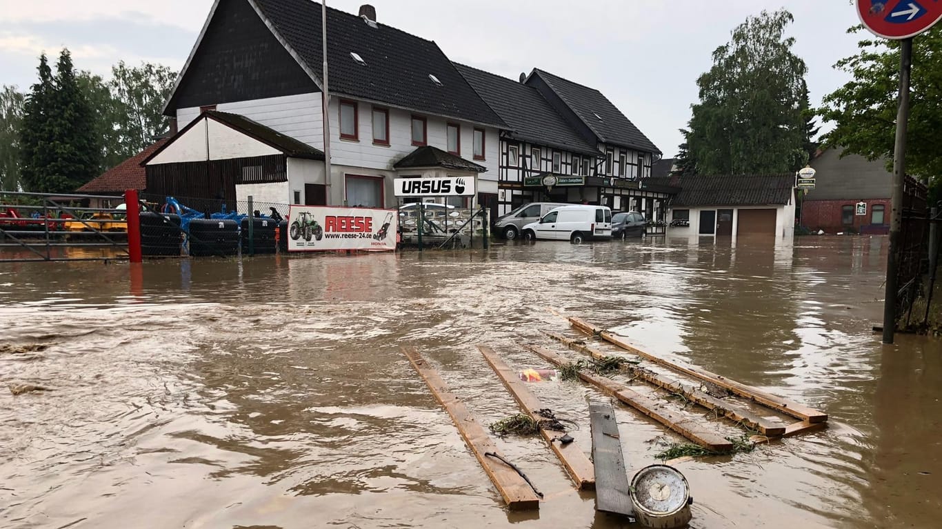 Bad Gandersheim: Eine nach Starkregen überflutete Straße in Bad Gandersheim.