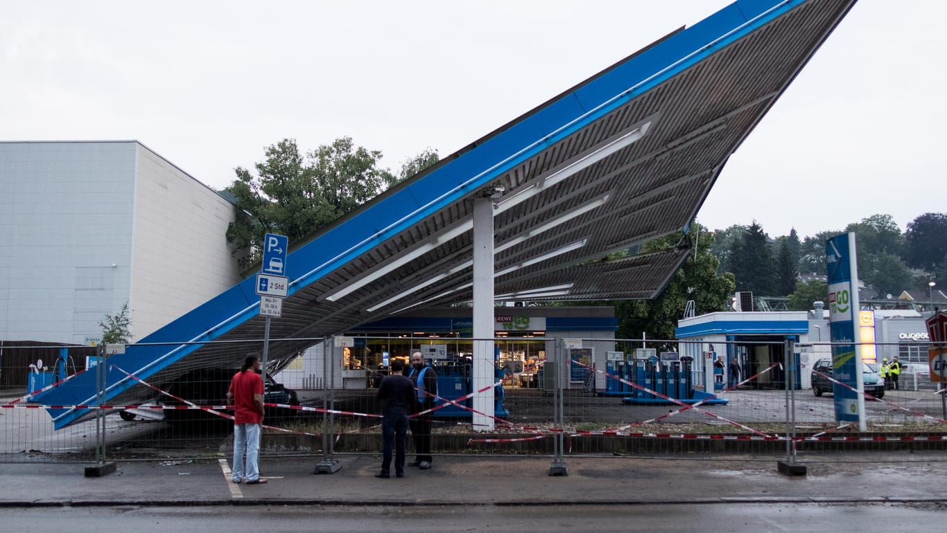 Wuppertal: Das Dach einer Tankstelle ist nach einem heftigen Unwetter zusammengebrochen.