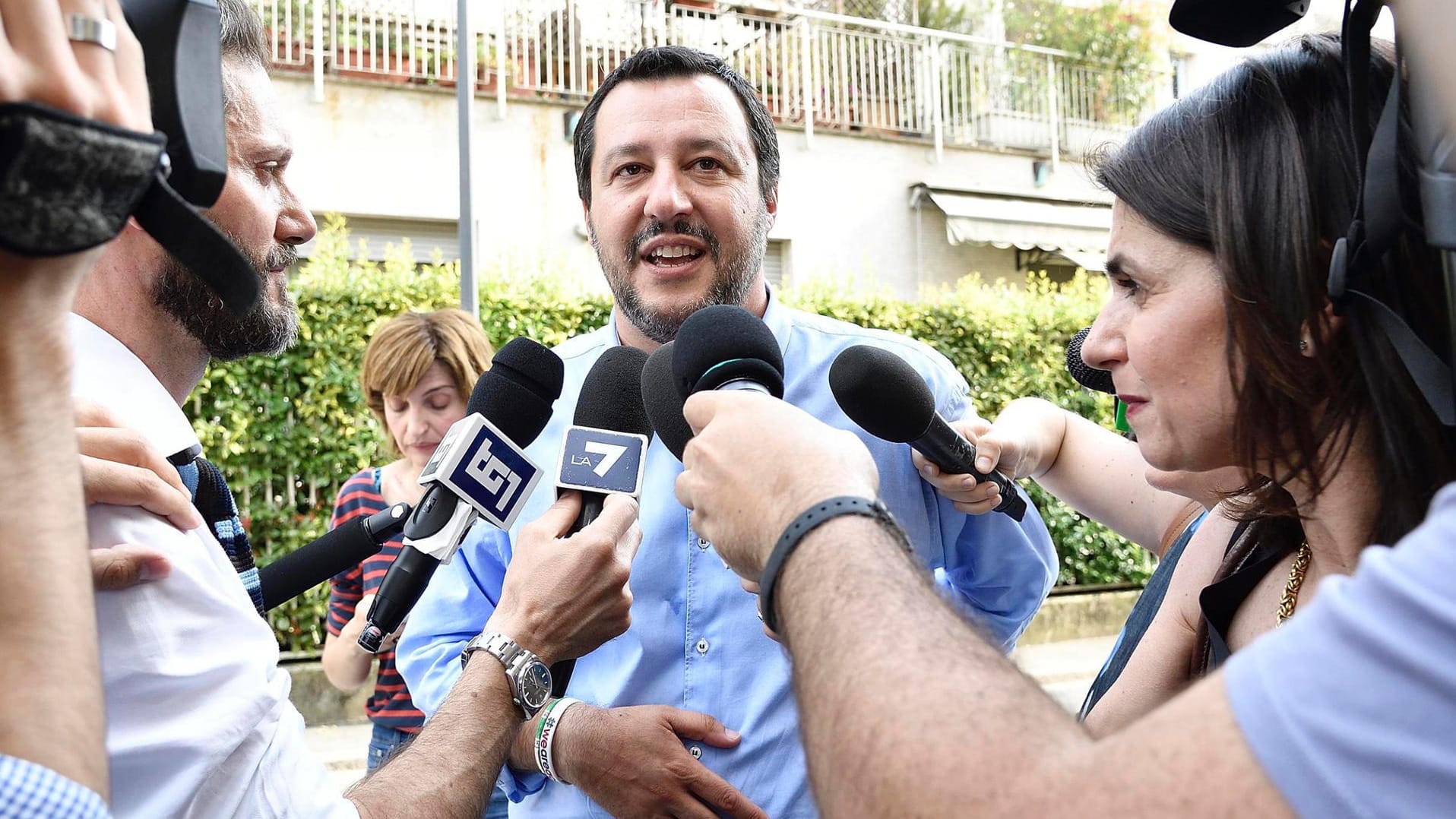 Parteisekretär Matteo Salvini spricht zu Journalisten: Die rechtsextreme Partei "Lega" legt in Italien weiter zu. Parteisekretär Matteo Salvini spricht zu Journalisten: Die rechtsextreme Partei "Lega" legt in Italien weiter zu.