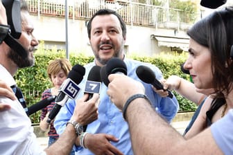Parteisekretär Matteo Salvini spricht zu Journalisten: Die rechtsextreme Partei "Lega" legt in Italien weiter zu.