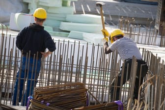 Hamburg: Männer arbeiten auf einer Baustelle: Die Zahl der Arbeitslosen in Deutschland ist im Mai im Vergleich zum Vormonat um 68.000 auf 2,315 Millionen gesunken.+