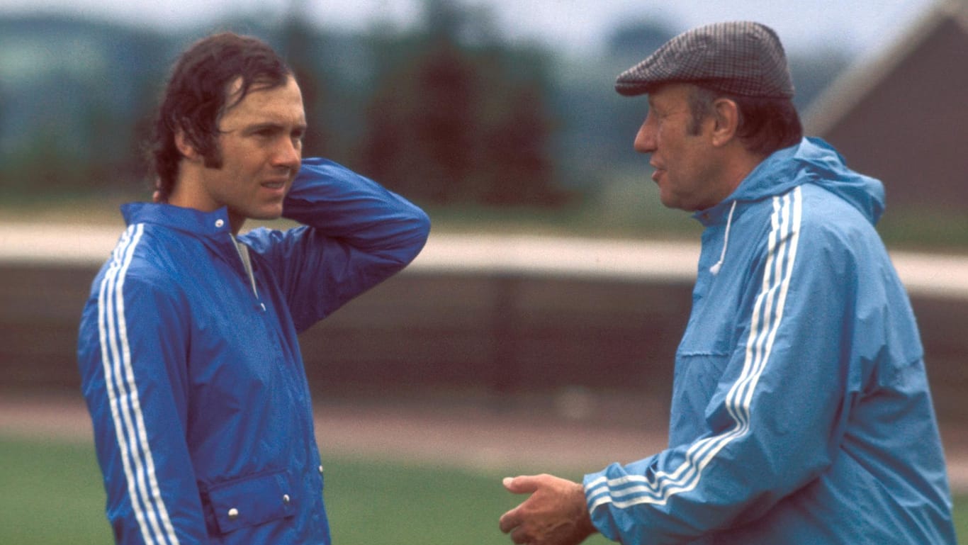 Franz Beckenbauer (l.) und Bundestrainer Helmut Schön im Zwiegespräch während des Trainings in Malente.