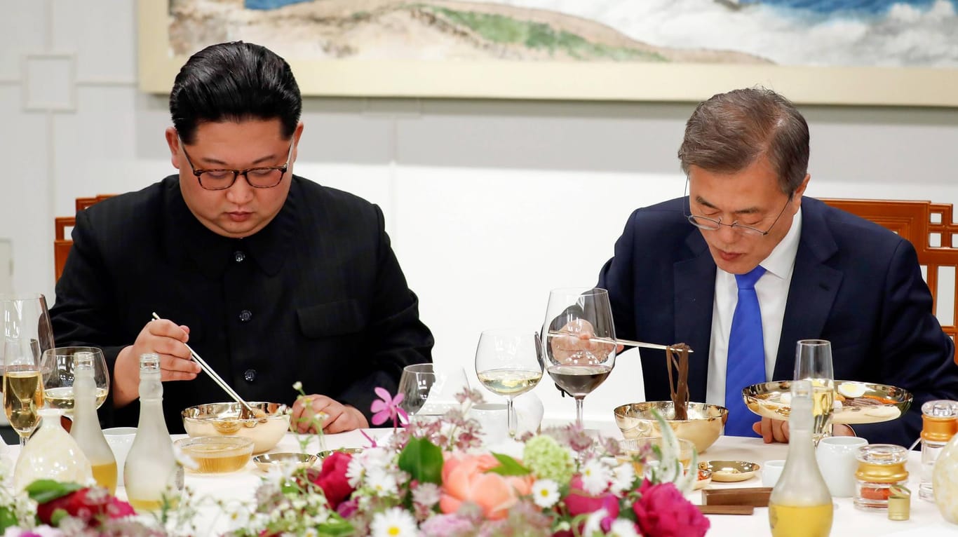 Nordkoreas Machthaber Kim Jong Un und Südkoreas Präsident Moon Jae In Ende April beim Treffen im Grenzort Panmunjom: Burger gab es beim Bankett nach dem historischen Gipfel nicht.