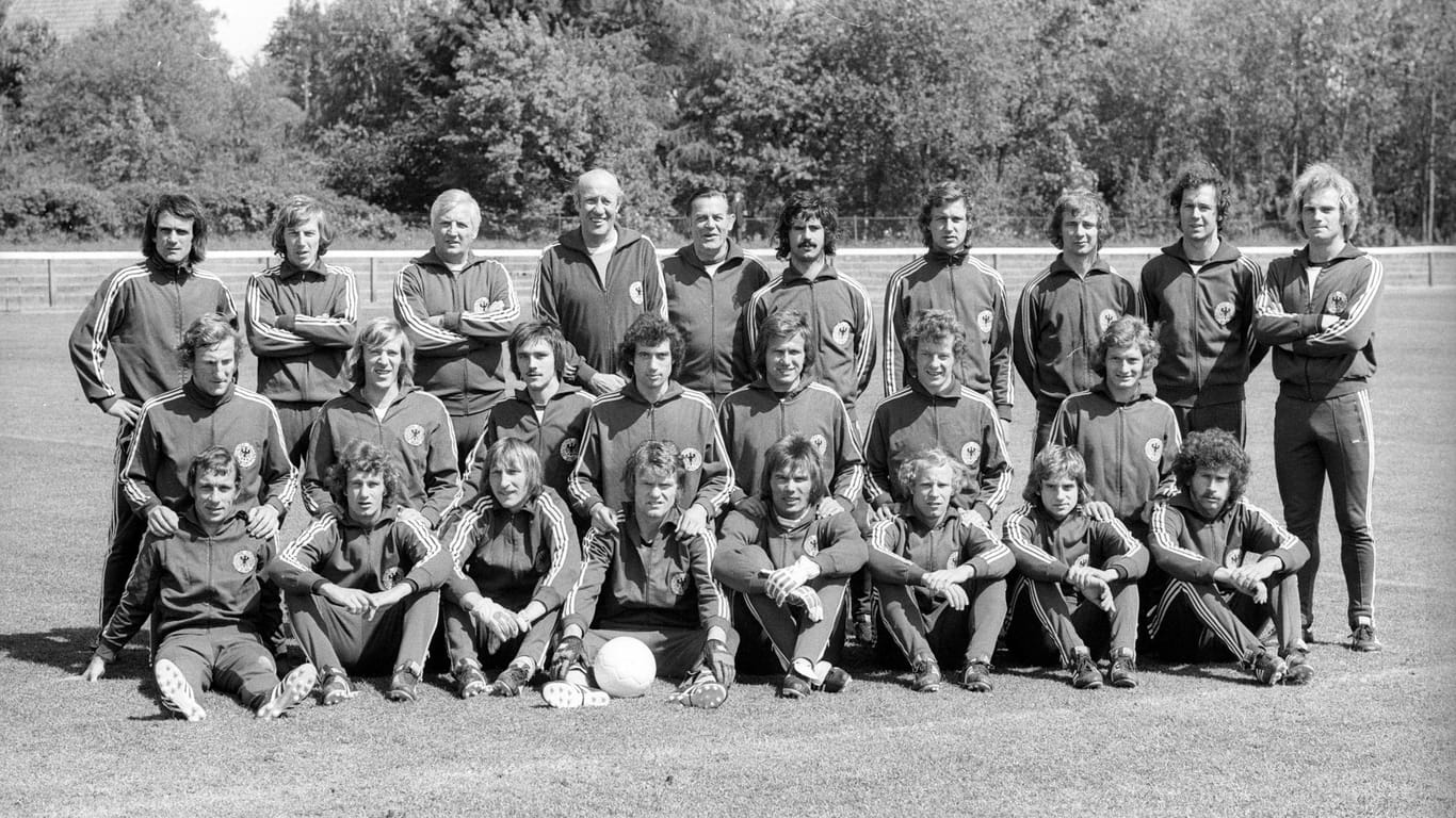 Kader deutsche für die WM 1974 beim Mannschaftsfoto während des Trainingslagers.