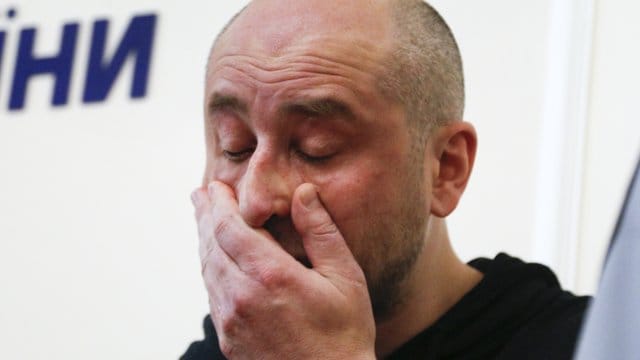 Höchst lebendig: Der angeblich in Kiew ermordete russische Journalist Arkadi Babtschenko bei einer Pressekonferenz des ukrainischen Geheimdienstes SBU. Höchst lebendig: Der angeblich in Kiew ermordete russische Journalist Arkadi Babtschenko bei einer Pressekonferenz des ukrainischen Geheimdienstes SBU.