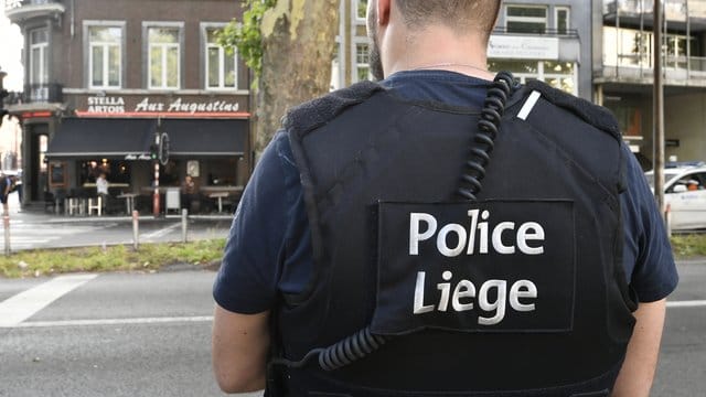 Ein Polizist am Ort der Bluttat in Lüttich.