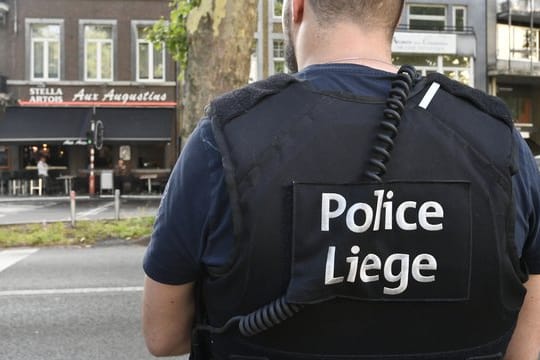 Ein Polizist am Ort der Bluttat in Lüttich.