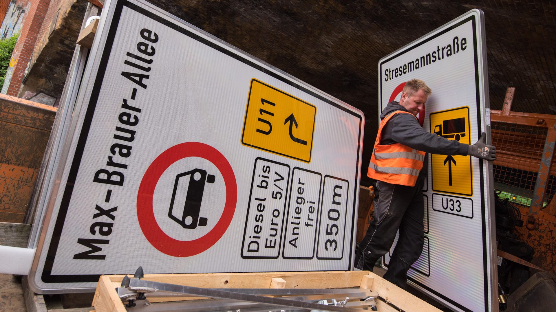 Ein Fahrverbotsschild für Fahrzeuge mit Dieselmotor bis Euro 5 wird an der Zufahrt zur Stresemannstraße aufgehängt. Ein Fahrverbotsschild für Fahrzeuge mit Dieselmotor bis Euro 5 wird an der Zufahrt zur Stresemannstraße aufgehängt.