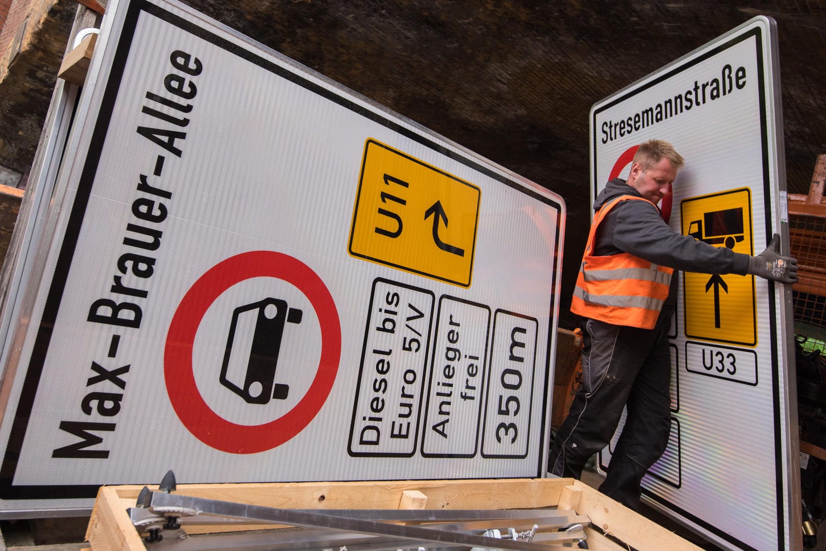 Ein Fahrverbotsschild für Fahrzeuge mit Dieselmotor bis Euro 5 wird an der Zufahrt zur Stresemannstraße aufgehängt.