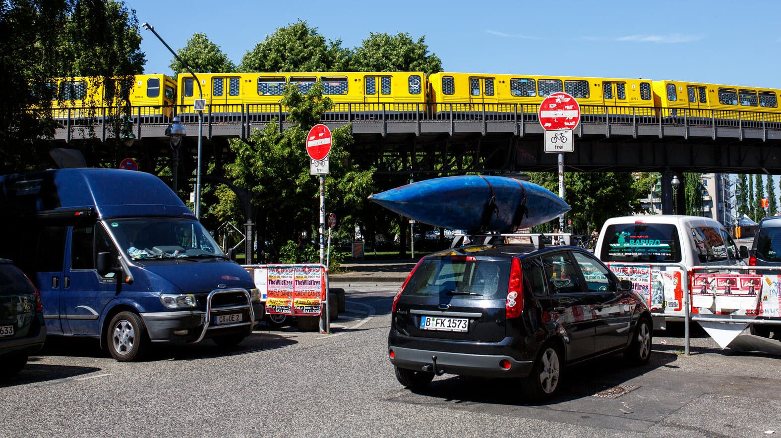 Das eigene Auto oder Bus und Bahn: Beide Entscheidungen bringen verschiedene Vorteile mit sich – aber auch recht unterschiedliche Kosten.