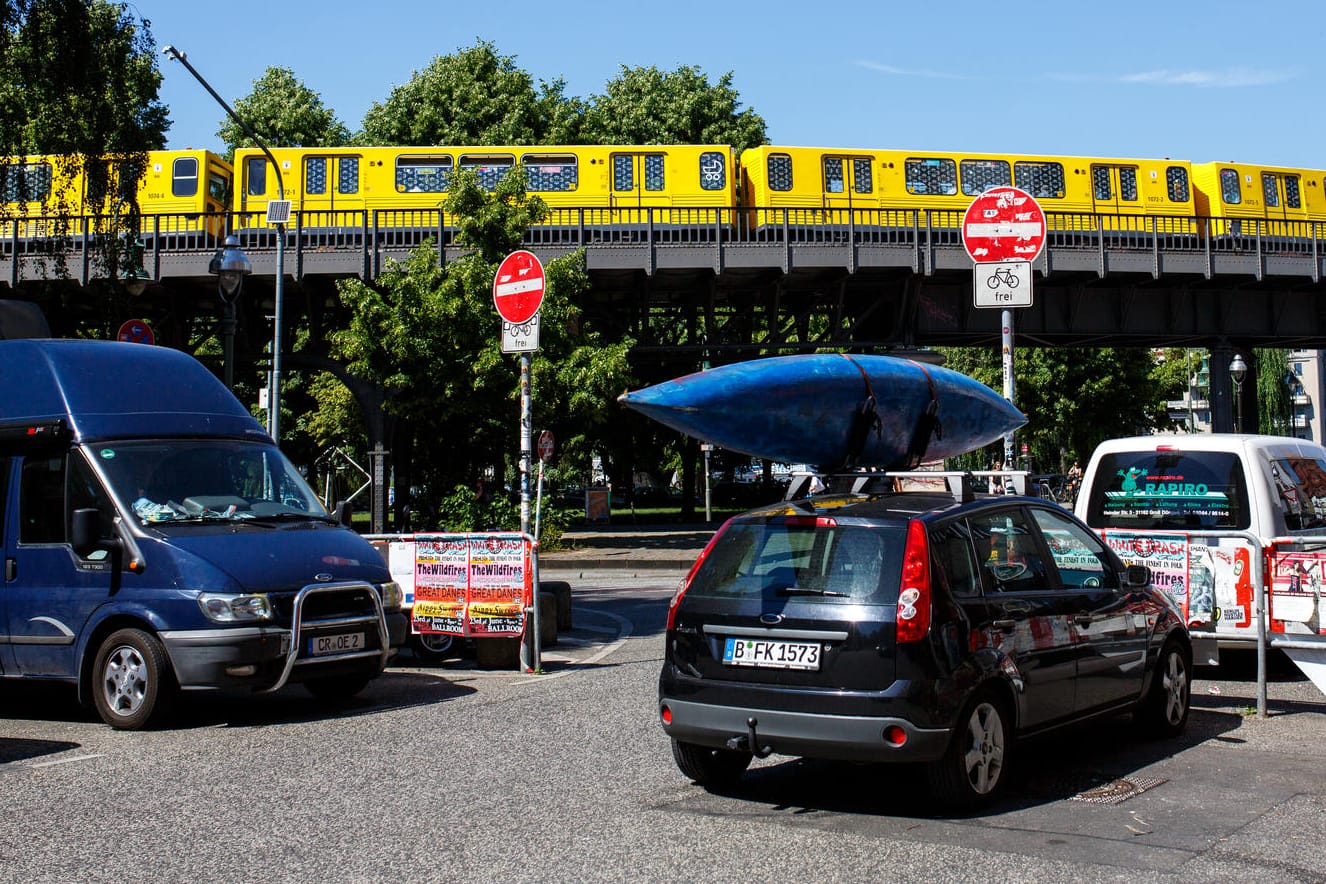 Das eigene Auto oder Bus und Bahn: Beide Entscheidungen bringen verschiedene Vorteile mit sich – aber auch recht unterschiedliche Kosten.