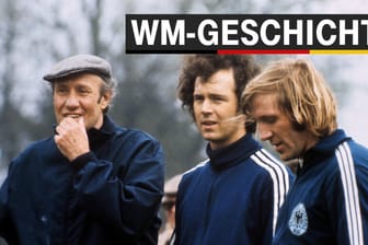 Trainingslager: Bundestrainer Helmut Schön, Franz Beckenbauer und Günter Netzer (v.l.) 1974 in Malente.