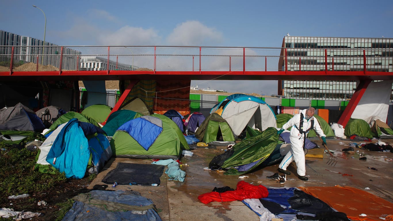 Ein Mitarbeiter der Stadt zieht ein Zelt hinter sich her: Die Pariser Bürgermeisterin kritisierte, dass das Lager nicht früher geräumt worden sei.