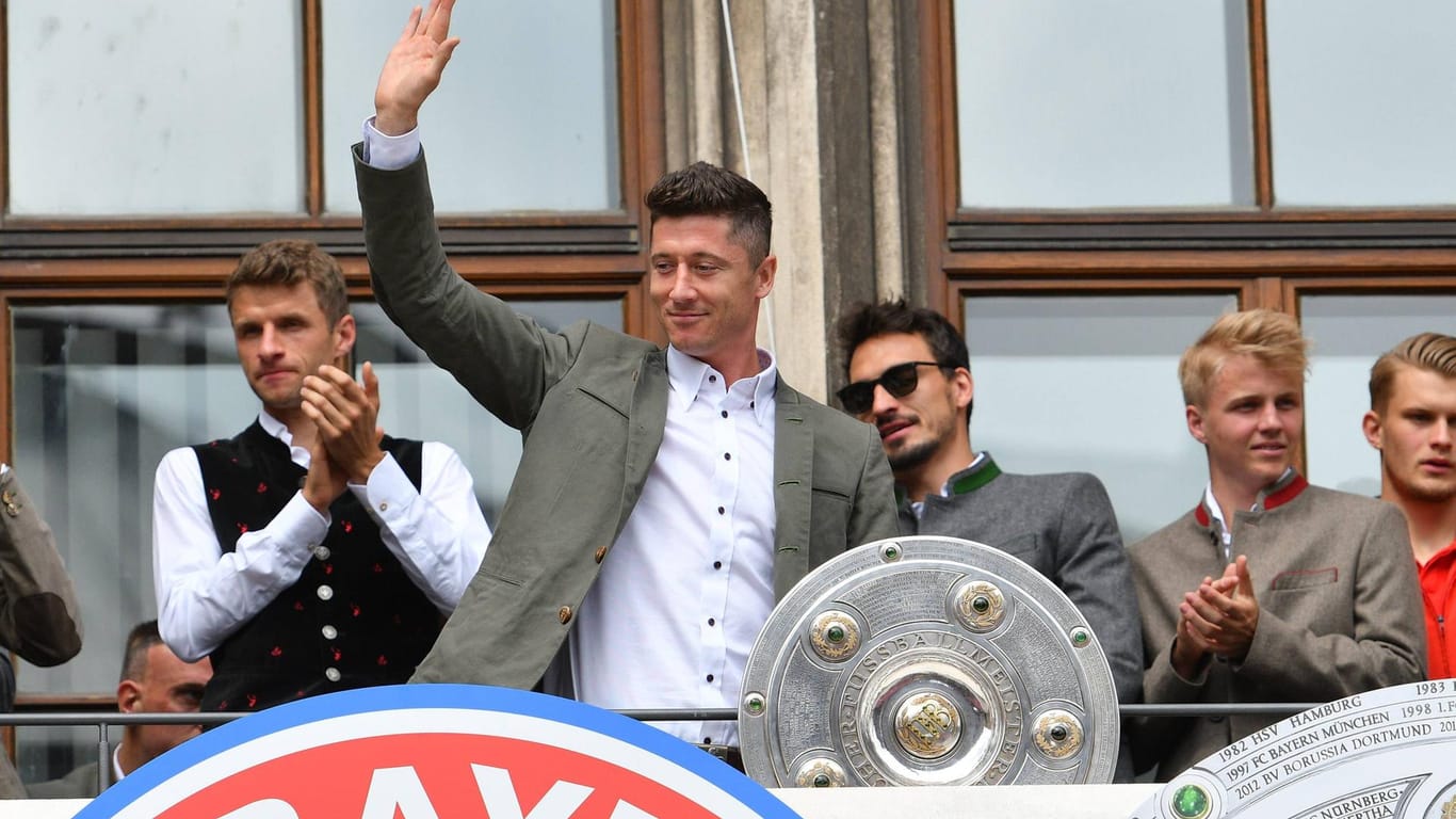 Lewandowski bei der Meisterfeier des FC Bayern auf dem Balkon am Münchner Marienplatz. Er macht gute Miene zum bösen Spiel – er würde den Verein lieber heute als morgen verlassen.