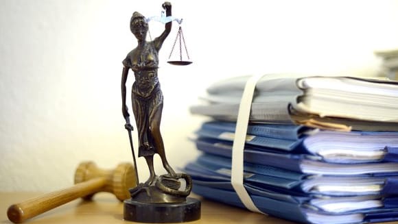 Bei einer geplanten Adoption hat ein Pflegevater Anspruch auf einen Monat Elterngeld, auch wenn er die zweimonatige Mindestbezugsdauer nicht erreichen kann. Bei einer geplanten Adoption hat ein Pflegevater Anspruch auf einen Monat Elterngeld, auch wenn er die zweimonatige Mindestbezugsdauer nicht erreichen kann.