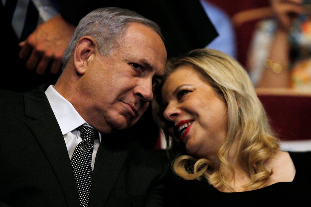 Israels Ministerpräsident Benjamin Netanjahu mit seiner Ehefrau Sara 2016 in Jerusalem: Sara Netanjahu soll Restaurantrechnungen im Wert von über 100.000 Dollar unrechtmäßig abgerechnet haben.