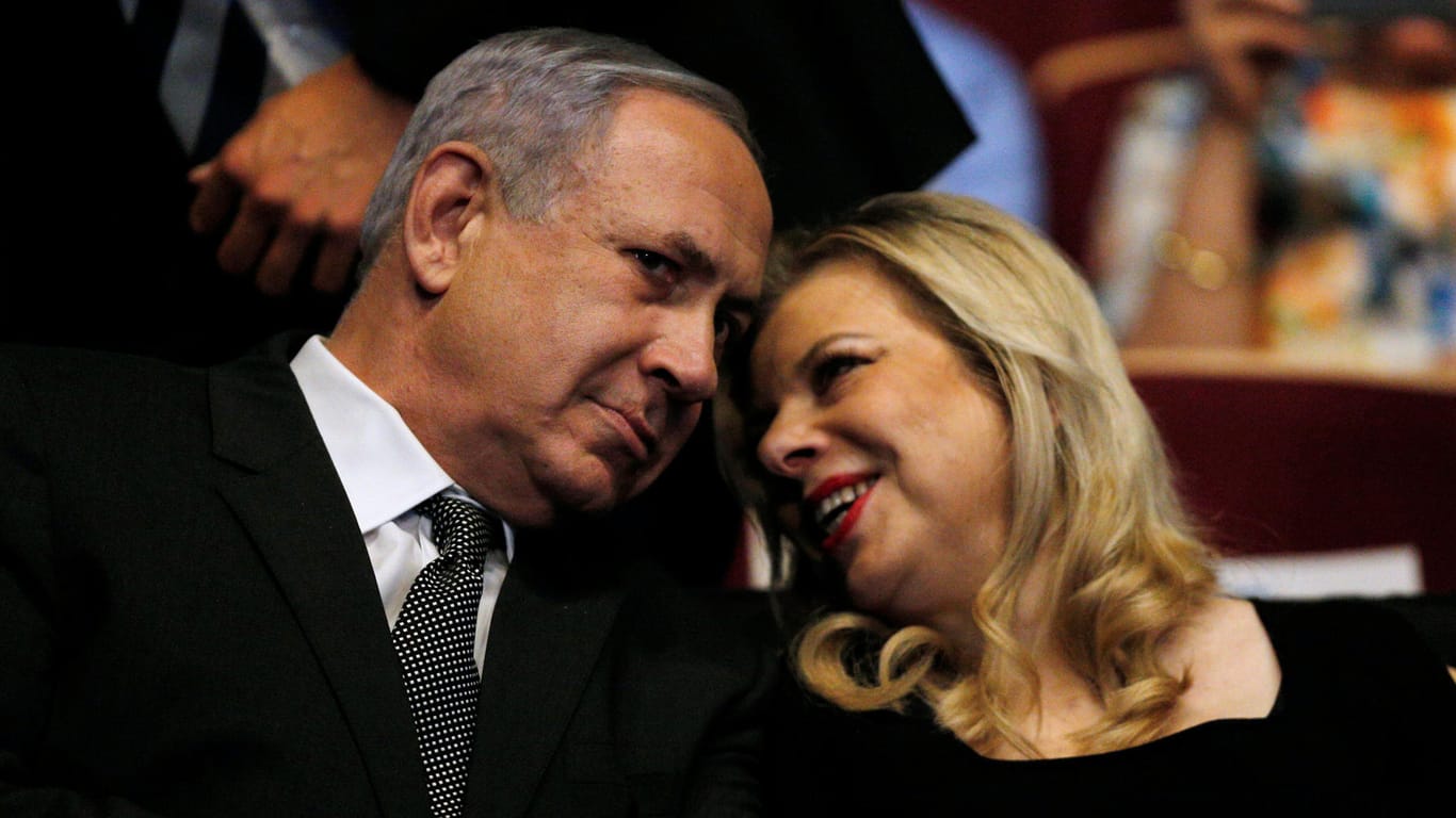 Israels Ministerpräsident Benjamin Netanjahu mit seiner Ehefrau Sara 2016 in Jerusalem: Sara Netanjahu soll Restaurantrechnungen im Wert von über 100.000 Dollar unrechtmäßig abgerechnet haben.