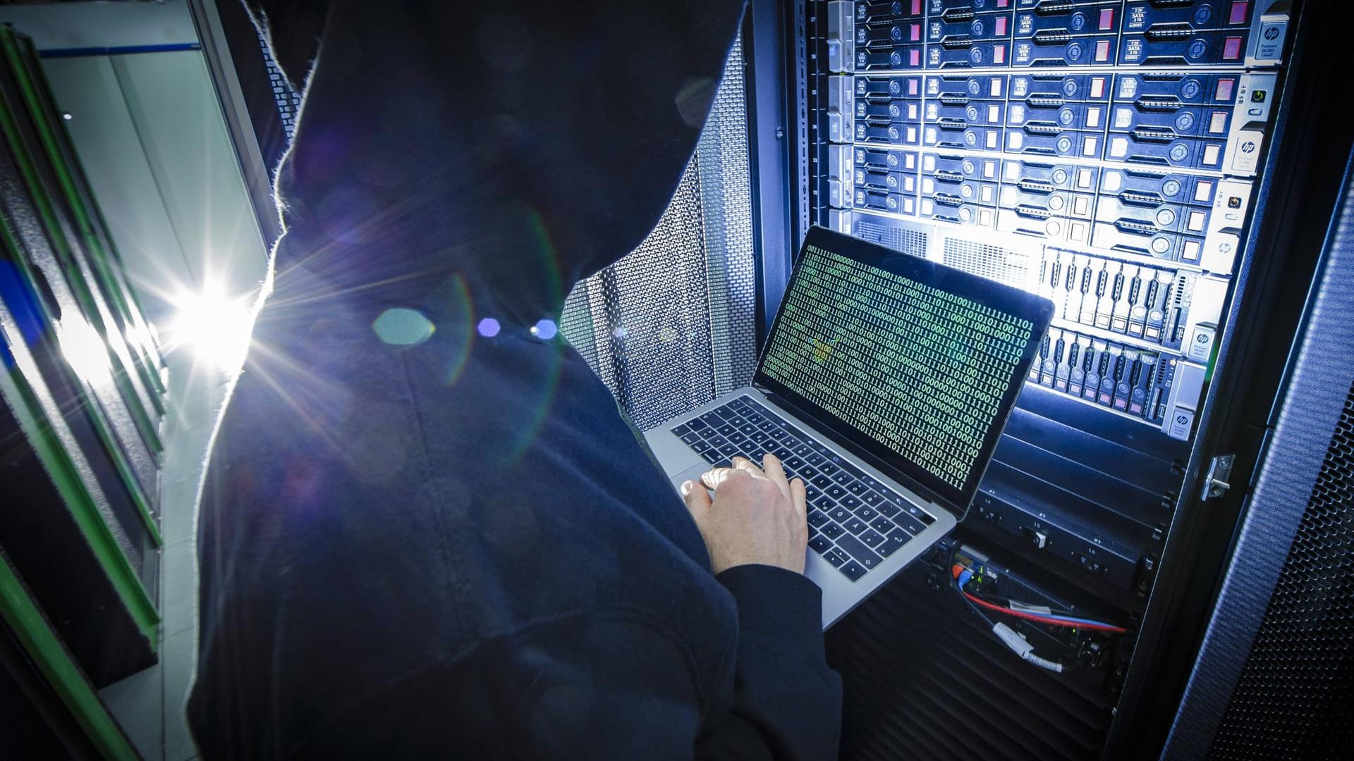 Hacker im Rechenzentrum (Symbolbild): Darf der BND den Datenverkehr anzapfen? Hacker im Rechenzentrum (Symbolbild): Darf der BND den Datenverkehr anzapfen?