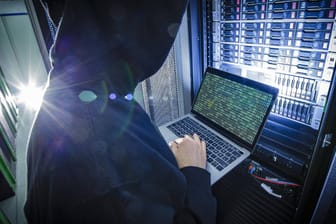 Hacker im Rechenzentrum (Symbolbild): Darf der BND den Datenverkehr anzapfen?