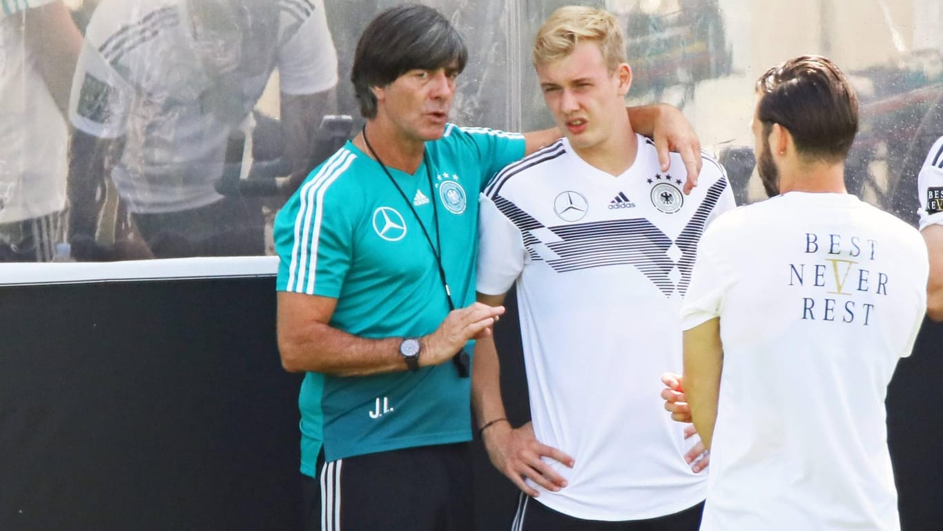 Bundestrainer Joachim Löw spricht beim Trainingslager in Südtirol mit Julian Brandt: Der 22-Jährige hofft auf eine erneute WM-Teilnahme.