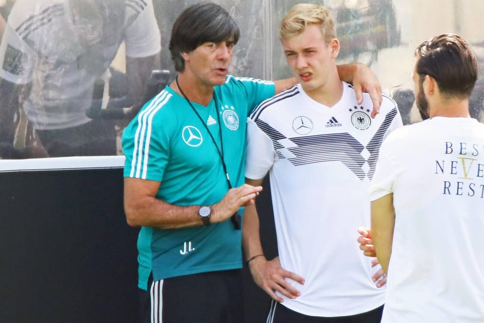 Bundestrainer Joachim Löw spricht beim Trainingslager in Südtirol mit Julian Brandt: Der 22-Jährige hofft auf eine erneute WM-Teilnahme.