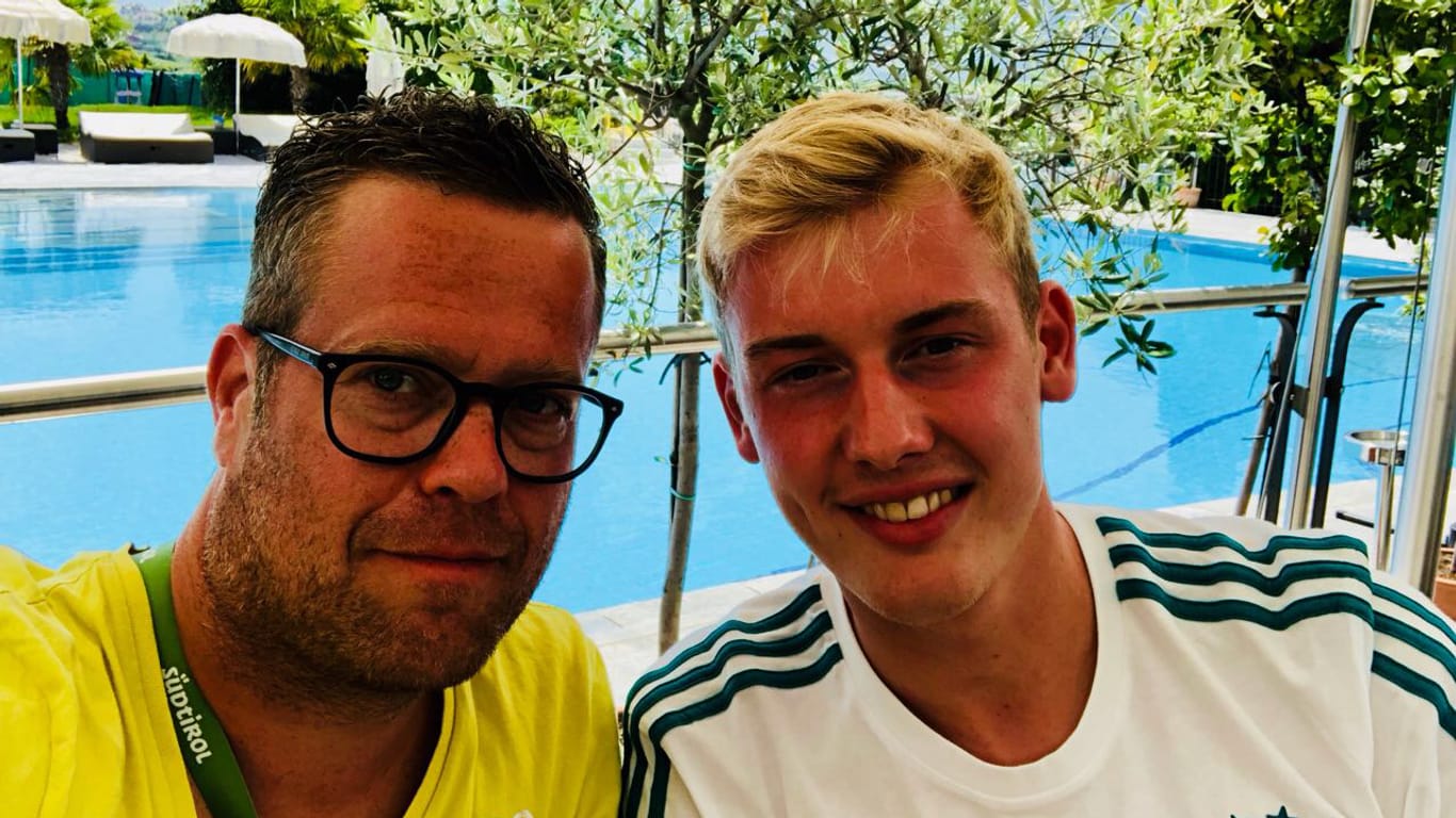 Heiko Ostendorp vom Sportbuzzer (l.) und Julian Brandt an der Poolanlage im Hotel Weinegg in Südtirol: Der DFB-Stürmer zeigt sich in dem Gespräch bescheiden.