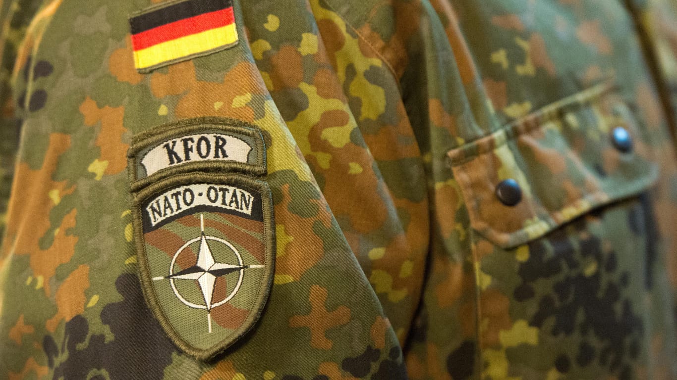 Ein deutscher Soldat der Kosovo-Truppe (KFOR) trägt das KFOR-Wappen an der Uniform: Die Nato-Mission im Kosovo ist mit 18 Jahren der längste aktuelle Einsatz. (Archivbild)