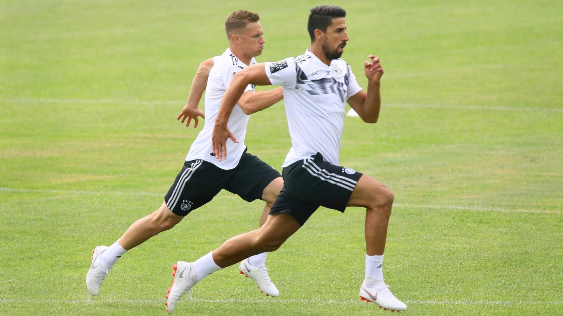 Dynamischer Sprint: Sami Khedira (vo., hier im Duell mit Joshua Kimmich) präsentierte sich im DFB-Trainingslager bisher in guter körperlicher Verfassung.