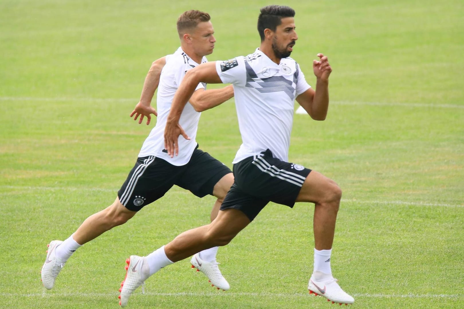 Dynamischer Sprint: Sami Khedira (vo., hier im Duell mit Joshua Kimmich) präsentierte sich im DFB-Trainingslager bisher in guter körperlicher Verfassung.