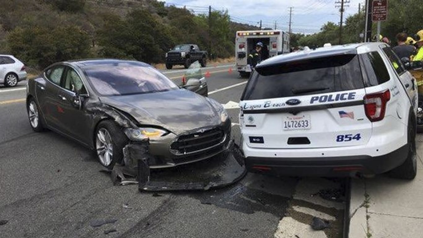 Das wird die Polizei in Laguna Beach nichtso gern gesehen haben: Ein Tesla (l.