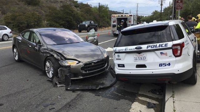 Das wird die Polizei in Laguna Beach nichtso gern gesehen haben: Ein Tesla (l. Das wird die Polizei in Laguna Beach nichtso gern gesehen haben: Ein Tesla (l.