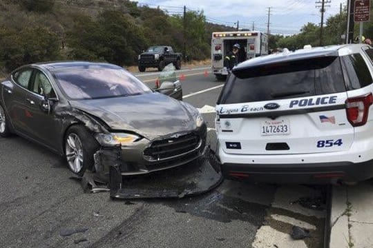 Das wird die Polizei in Laguna Beach nichtso gern gesehen haben: Ein Tesla (l.