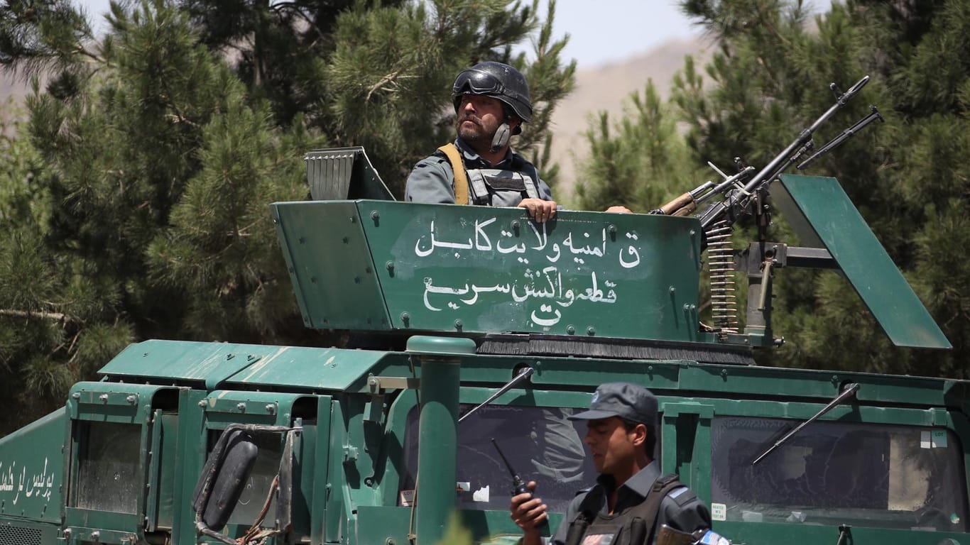 Sicherheitsbeamte kommen zum Ort des Angriffs auf das Innenministerium von Afghanistan: Mehrere Extremisten versuchten, das Tor zum Ministerium zu stürmen.