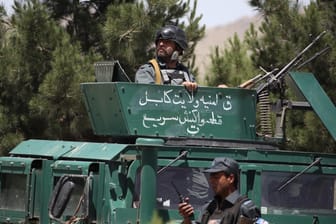 Sicherheitsbeamte kommen zum Ort des Angriffs auf das Innenministerium von Afghanistan: Mehrere Extremisten versuchten, das Tor zum Ministerium zu stürmen.