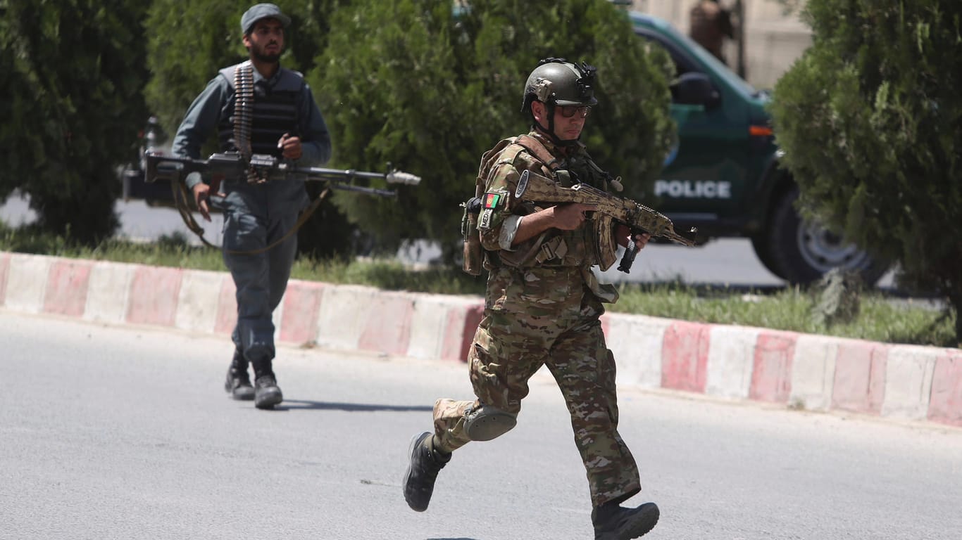 Sicherheitsbeamte kommen am afghanischen Innenministerium in Kabul an.