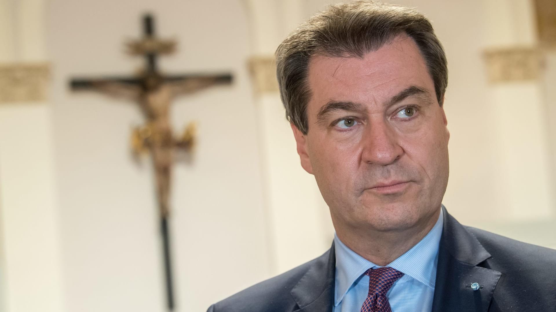 Markus Söder, Ministerpräsident von Bayern: Die bayerische Regierung nimmt drei publikumswirksame Bereiche von der Kreuzpflicht in staatlichen Einrichtungen aus aus.