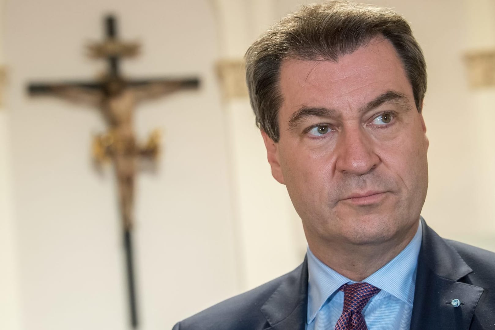 Markus Söder, Ministerpräsident von Bayern: Die bayerische Regierung nimmt drei publikumswirksame Bereiche von der Kreuzpflicht in staatlichen Einrichtungen aus aus.