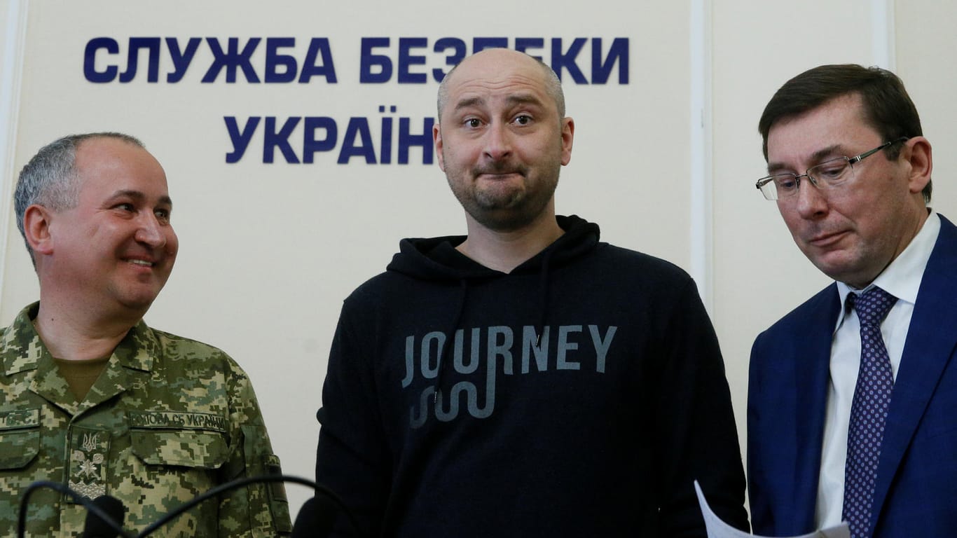 Der russische Journalist Arkadi Babtschenko (m.), mit dem ukrainischen Generalstaatsanwalt Juriij Lutsenko und dem Chef des Geheimdiensts SBU Vasily Gritsak in Kiew: Babtschenkos Tod war nur inszeniert.