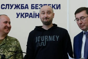Der russische Journalist Arkadi Babtschenko (m.), mit dem ukrainischen Generalstaatsanwalt Juriij Lutsenko und dem Chef des Geheimdiensts SBU Vasily Gritsak in Kiew: Babtschenkos Tod war nur inszeniert.