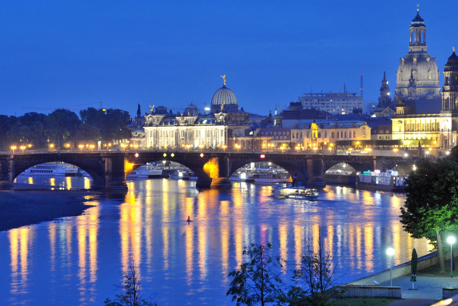 "Blaue Stunde" an der Elbe: Die weltberühmte Skyline Dresdens mit Augustusbrücke, Albertinum (links) und Frauenkirche (rechts).