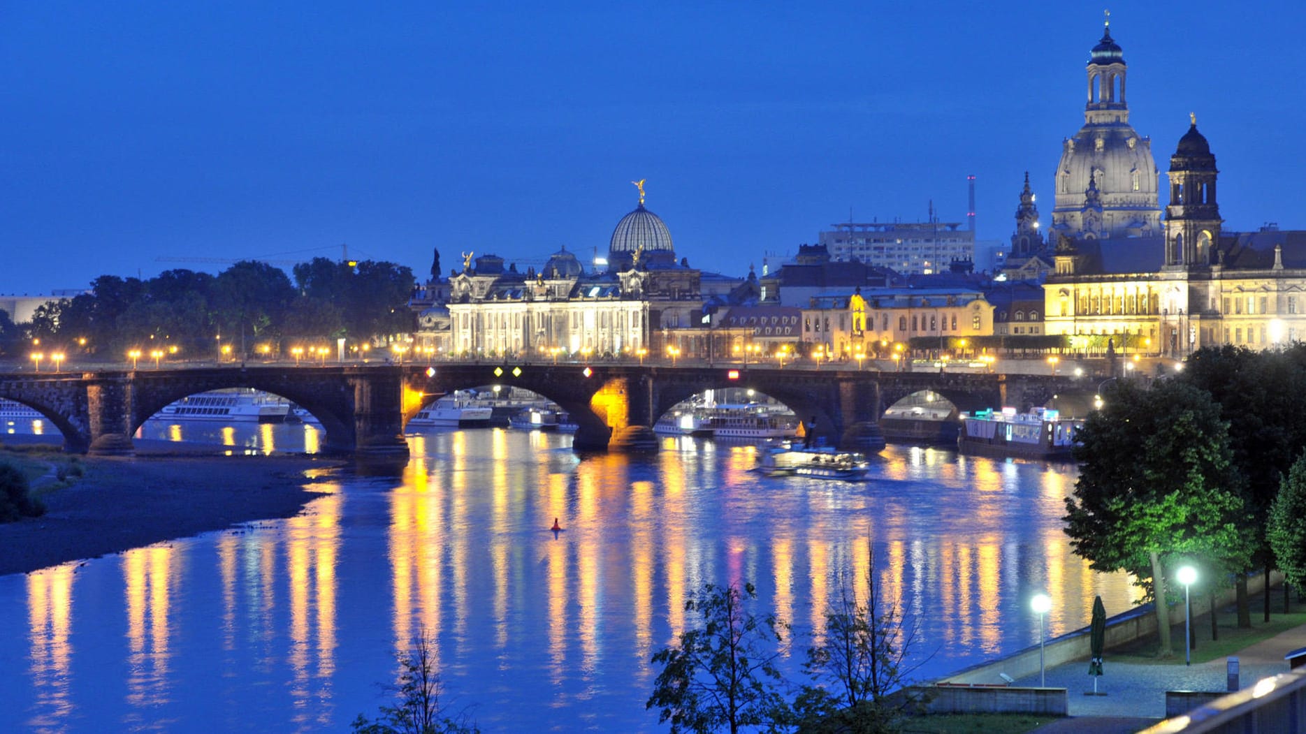 "Blaue Stunde" an der Elbe: Die weltberühmte Skyline Dresdens mit Augustusbrücke, Albertinum (links) und Frauenkirche (rechts).