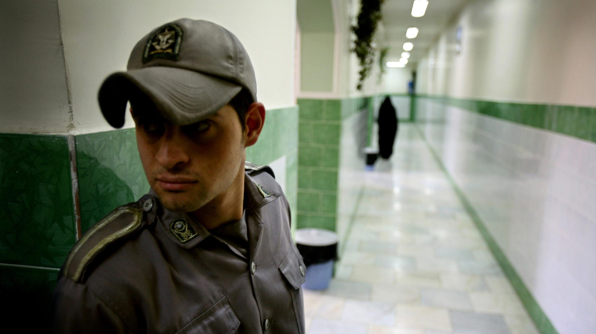 Ein Gefängniswärter steht in einem Korridor in einem Gefängnis in Teheran (Iran): Menschenrechtsorganisationen kritisieren die iranische Justiz immer wieder. (Archivbild) Ein Gefängniswärter steht in einem Korridor in einem Gefängnis in Teheran (Iran): Menschenrechtsorganisationen kritisieren die iranische Justiz immer wieder. (Archivbild)